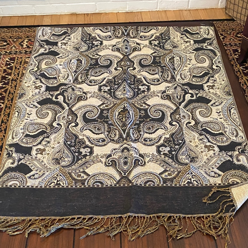 Elegant Paisley Patterned Scarf With Metallic Thread